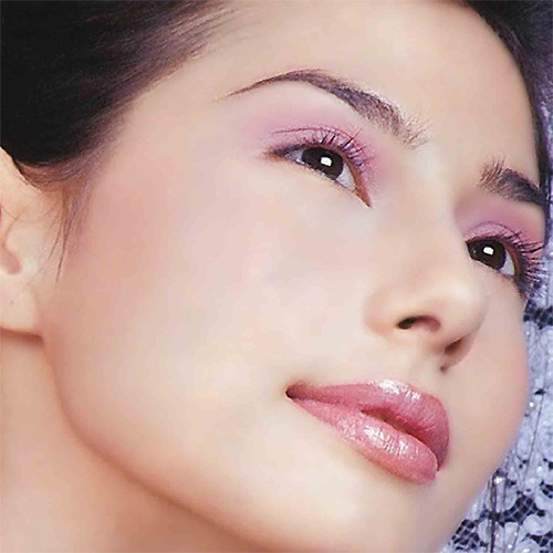 Gò má đầy đặn: Tính quả quyết trong công việc. Người có hai bên gò má đầy đặn và đều nhau, khi làm việc rất tự tin và quyết đoán, có ý đồ rõ rệt và chí tiến thủ. Chỉ cần cố gắng vươn lên, bạn sẽ được người quyền quý nâng đỡ.