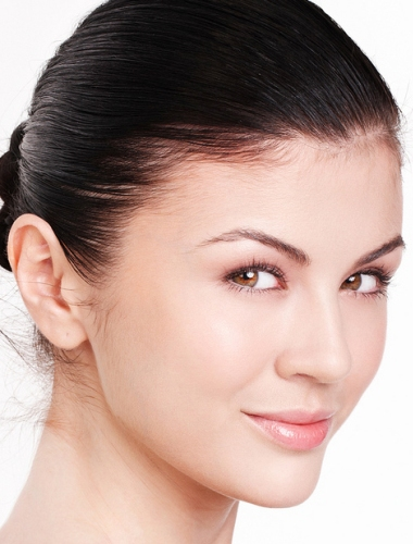 Cằm dài và lẹm: Về cuối đời thanh thản. Cằm thể hiện vận may lúc về già. Cằm dài và lẹm thể hiện về cuối đời thanh thản, không cần phải lo lắng tới cuộc sống.