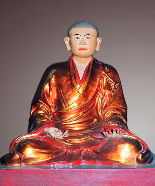 Tượng thiền sư Huyền Quang.