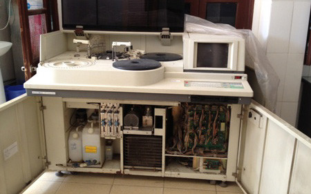 Chiếc máy xét nghiệm bị cơ quan chức năng phát hiện tại BV ĐK Thường Tín.