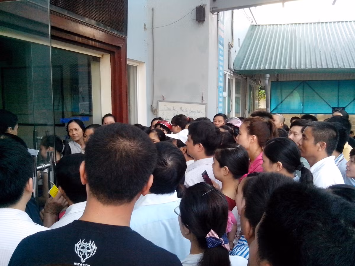 Chen lấn nhau lấy số để tiêm vắc xin "5 trong 1" tại điểm tiêm chủng Trung tâm Kiểm dịch Quốc tế - 35 Trần Bình.