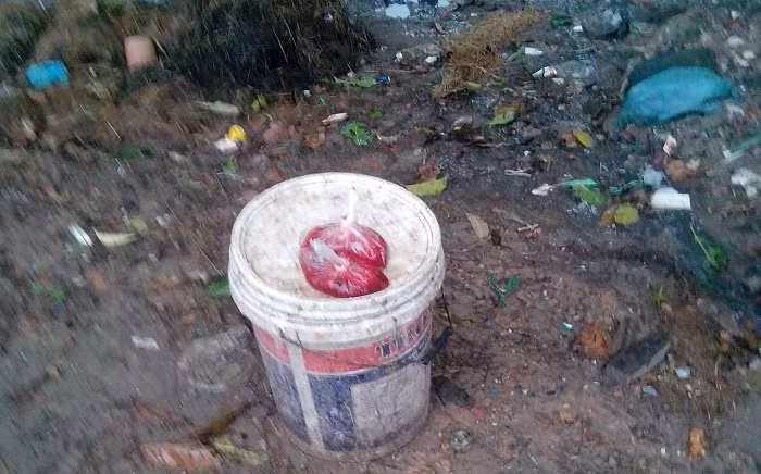 Thậm chí là ở ngay cả những rãnh nước chảy, ruồi nhặng bu đầy xung quanh.