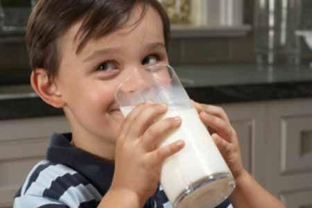 Thông tin trẻ uống sữa đậu nành sẽ bị "nữ tính hóa" đang gây nhiều tranh cãi. Ảnh Internet.