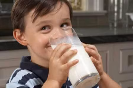 Thông tin trẻ uống sữa đậu nành sẽ bị "nữ tính hóa" đang gây nhiều tranh cãi. Ảnh Internet.