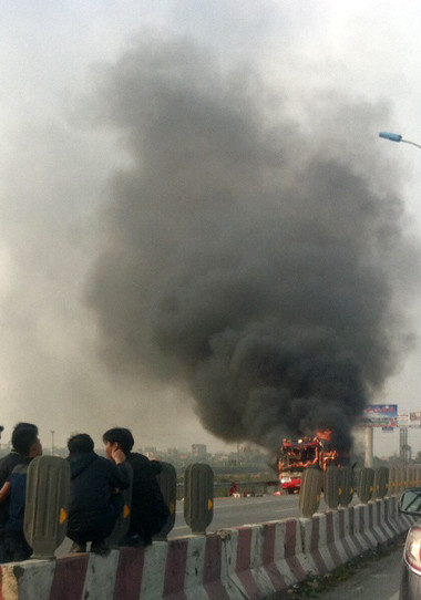 Cột khói cao ngút trời