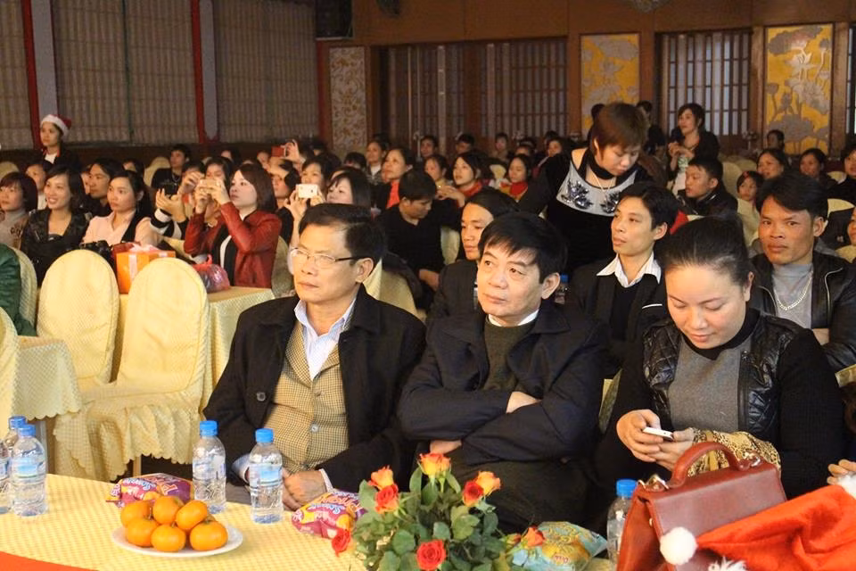 Các vị khách mời và khán giả đang theo dõi những tiết mục văn nghệ sôi động và đặc sắc.