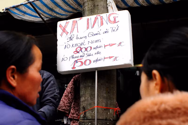 Tại chợ Tân Thanh, nhiều chủ kinh doanh là người Trung Quốc cũng nhanh chóng muốn xả hàng.