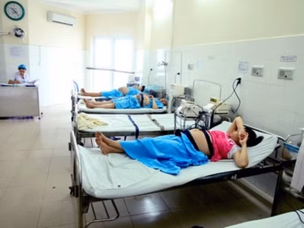 Theo bác sĩ sản khoa Nguyễn Phạm Hương Giang (Bệnh viện Phụ sản trung ương), khi bà bầu chuyển dạ được chuyển vào viện có thể sẽ có bà bầu sinh luôn và có những bà bầu phải đợi một thời gian theo hướng dẫn của bác sĩ. Khi sản phụ nhập viện, bệnh viện sẽ tiến hành đo thai, siêu âm, nghe tim thai để biết được tình trạng thai nhi trước khi sinh. Đồng thời, lúc này người nhà sẽ phải đi làm các thủ tục nhập viện cho bà bầu.