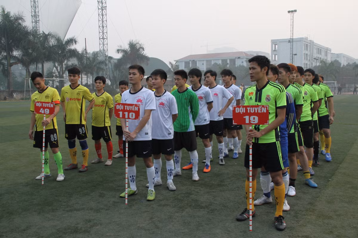 Tham dự giải bóng đá chào năm mới 2014 bao gồm các đội bóng mạnh nhất đến từ các cơ sở của Hương Sen.