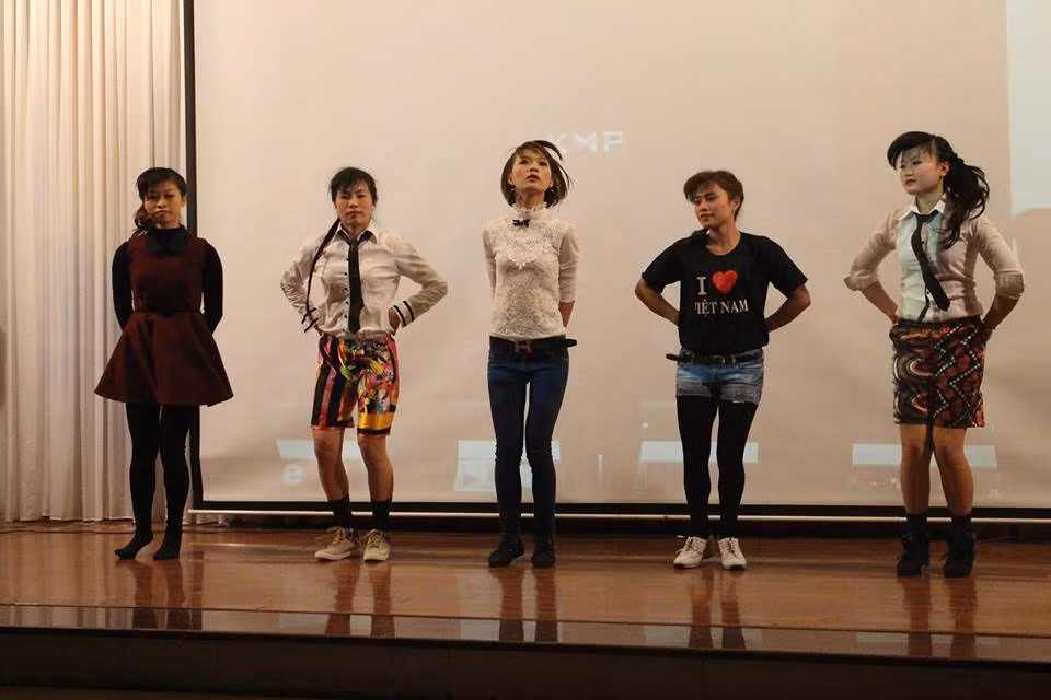 Tất cả các tiết mục văn nghệ đều do những "nghệ sĩ" của Hương Sen dàn dựng và trình bày.