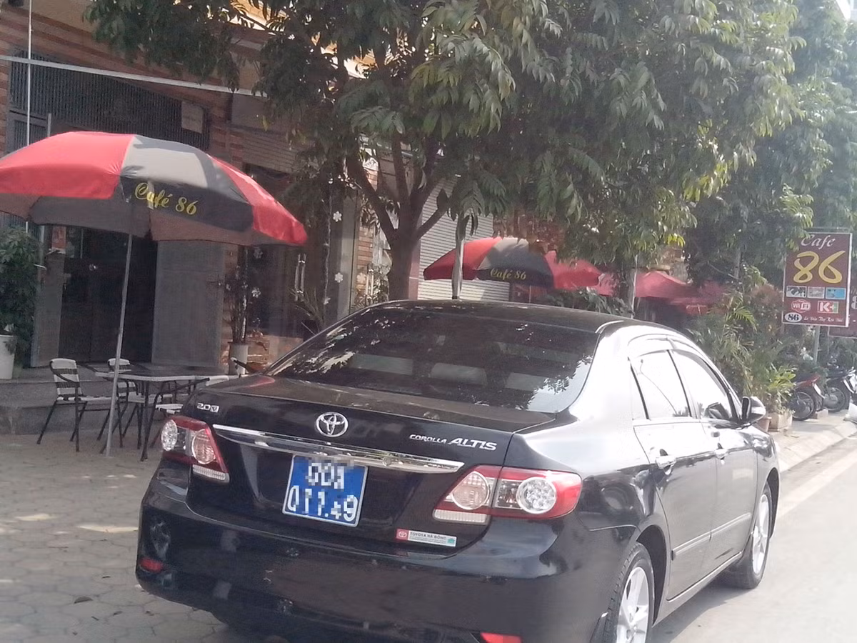 Xe đeo biển 80A, đang đợi "sếp" trước quán cafe trên đường Lê Đức Thọ kéo dài.