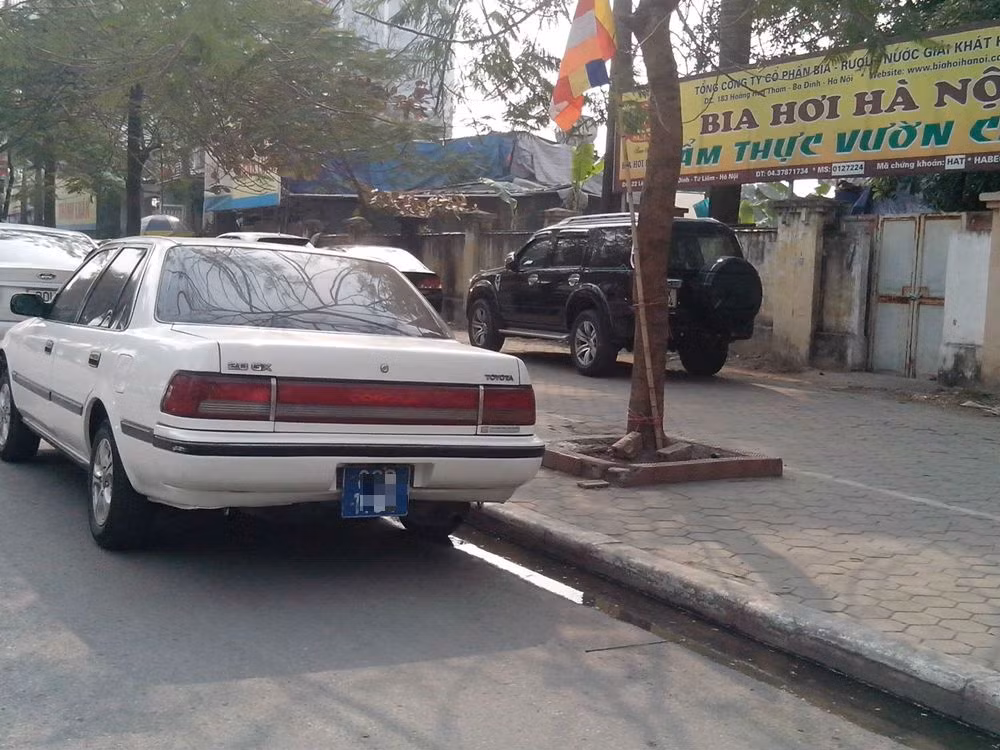 Xe biển xanh chềnh ềnh trên đường Lê Đức Thọ, trước một nhà hàng ăn uống.