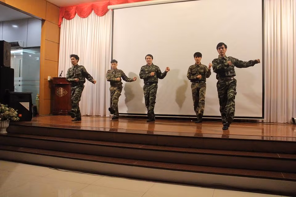 Không chỉ có những tiết mục sôi động của các cô gái Hương Sen, mà các chàng trai cũng thể hiện năng khiếu văn nghệ của mình