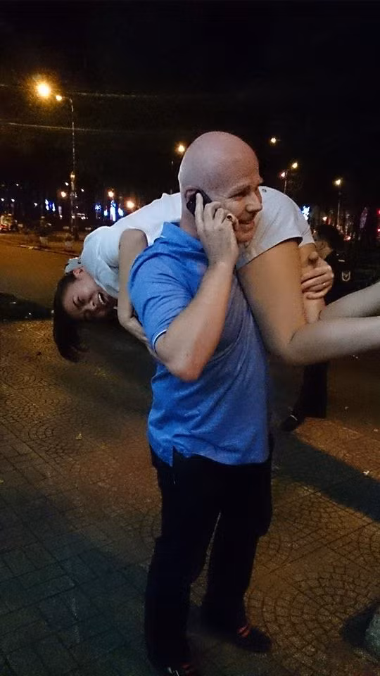 Khoảnh khắc dễ thương của Thu Minh được ca sĩ đàn em thân thiết Nathan Lee chộp được và đăng trên FB của mình.