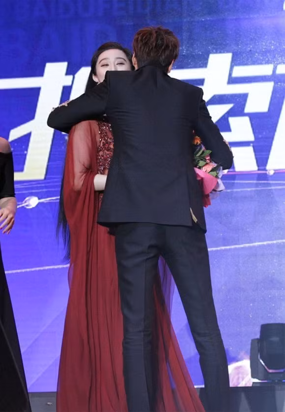 Tước câu hỏi của báo giới, Lee Min Ho không tiếc lời khen ngợi kiều nữ họ Phạm. Anh cho biết: Phạm Băng Băng là cái tên khá nổi tiếng tại Hàn Quốc nên tôi rất háo hức được gặp trong chuyến đi này. Tôi cảm thấy cô ấy rất xinh đẹp”. Kim Tỏa cũng cho rằng cô mong chờ một dự án sẽ được hợp tác với Kim Tan.