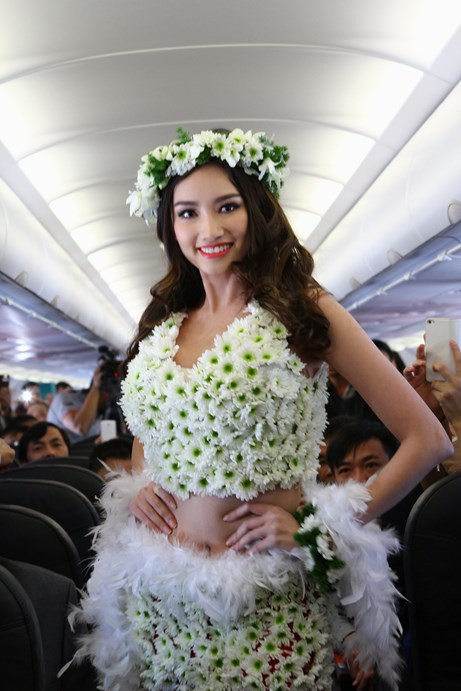 Cô cho biết lần đầu được khoác lên người bộ trang phục khác thường như thích thú đến vậy. Bộ trang phục của Trúc Diễm được kết toàn bằng hoa cúc trắng.