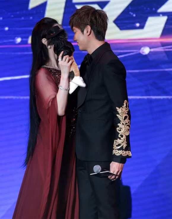 Và không phụ sự háo hức của khán giả, Lee Min Ho và Phạm Băng Băng đã có màn “khóa môi” trước mắt “bàn dân thiên hạ” và một chú thú bông.