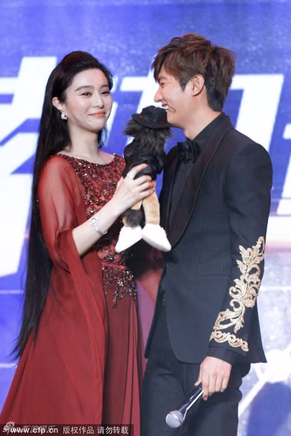 Cả hai có những phút giao lưu thân mật trên sân khấu.