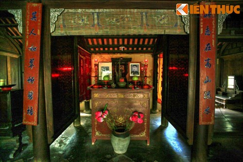 Không gian nội thất của ngôi nhà được phân chia rõ ràng theo chức năng sử dụng. Gian giữa là gian thờ, với nguyên tắc bài trí: “tiền Phật hậu linh” (thờ Phật phía trước, thờ tổ tiên phía sau), hai gian hai bên là nơi tiếp khách theo nguyên tắc “tả nam hữu nữ” (nam bên trái, nữ bên phải). Hai chái nhà là nơi ở và sinh hoạt của nam (trái) và nữ (phải).