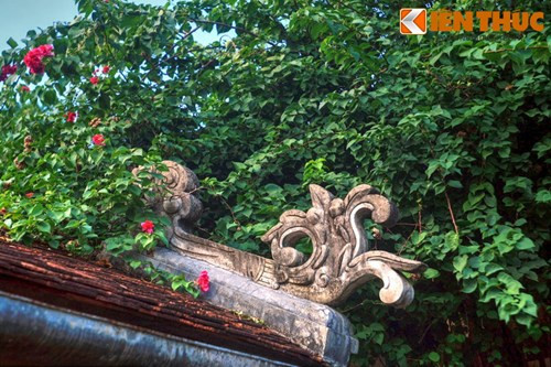 Mái nhà lợp ngói liệt nhiều lớp, bờ nóc hai bên đắp rồng chầu, ở giữa đỉnh mái có hình hoa sen.