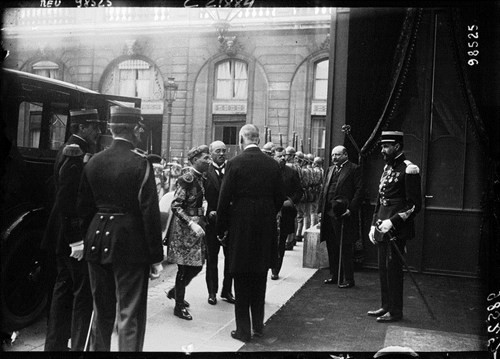 Khải Định từ xe ngựa bước xuống cổng điện Elyse - dinh Tổng thống Pháp.