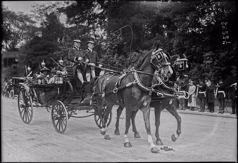 Lực lượng quân cảnh cùng nhiều người Pháp đứng hai bên đường ngắm ông vua An Nam đi qua.