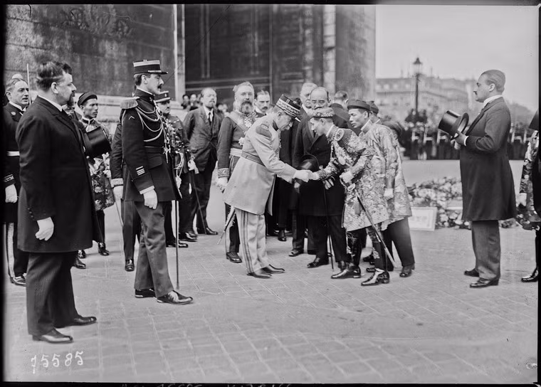 Bắt tay với tướng lĩnh Pháp.