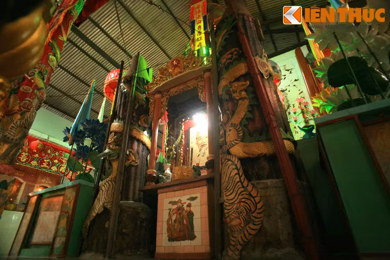 Bên cạnh các tác phẩm nghệ thuật đất sét, chùa Đất Sét cũng nổi tiếng với những cặp nến khổng lồ được chế tác cầu kỳ. Ngoài ra, tại đây còn có 3 cây hương (nhang), mỗi cây cao 1,5 m, nặng 50 kg và hiện chưa được đốt.