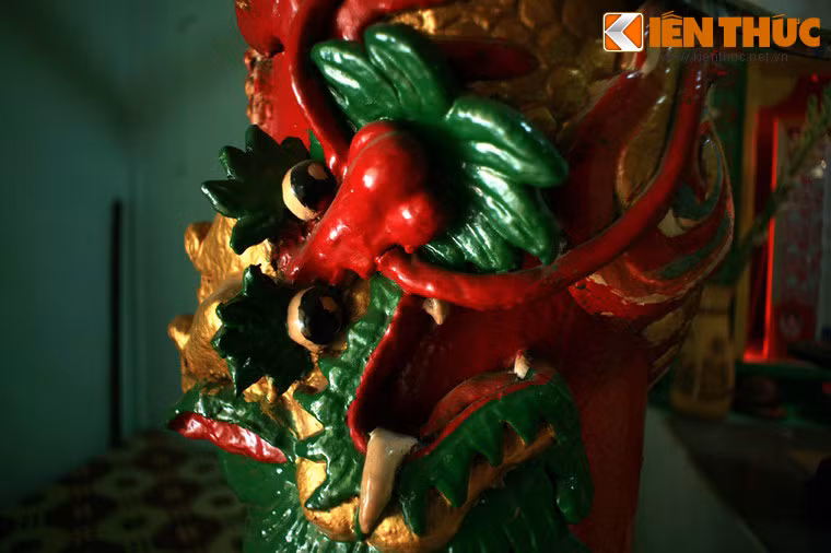 Các tác phẩm được làm từ đất sét, có pha trộn bột hương (nhang) cùng với keo ô dước để không bị nứt nẻ rồi sơn phết tỉ mỉ bằng sơn và dầu bóng. Tác giả của chúng là nghệ nhân - cư sĩ Ngô Kim Tòng. Ông đã làm tượng từ năm 1928 đến 1970 bằng sự đam mê chứ không qua trường lớp nào.