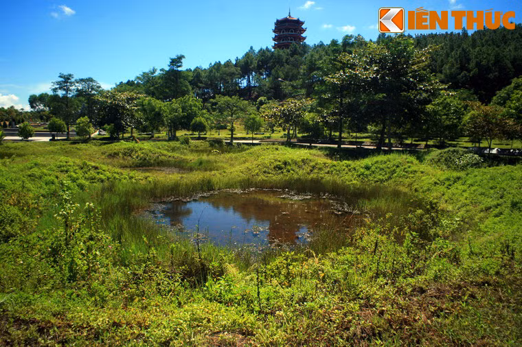 Có đến ngã ba Đồng Lộc để tận mắt chứng kiến những tàn tích chiến tranh đáng sợ mới cảm nhận được phần nào những đau thương, mất mát của một thời đạn bom, khói lửa...