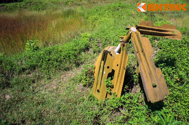 Tính trung bình, trong suốt thời kỳ chiến tranh, mỗi mét vuông đất ở ngã ba Đồng Lộc phải gánh 3 quả bom Mỹ. Ngày 24/7/1968, một trong những quả bom như vậy đã giết chết 10 cô gái thanh niên xung phong. Các cô hy sinh khi tuổi đời còn rất trẻ, phần lớn chưa lập gia đình.