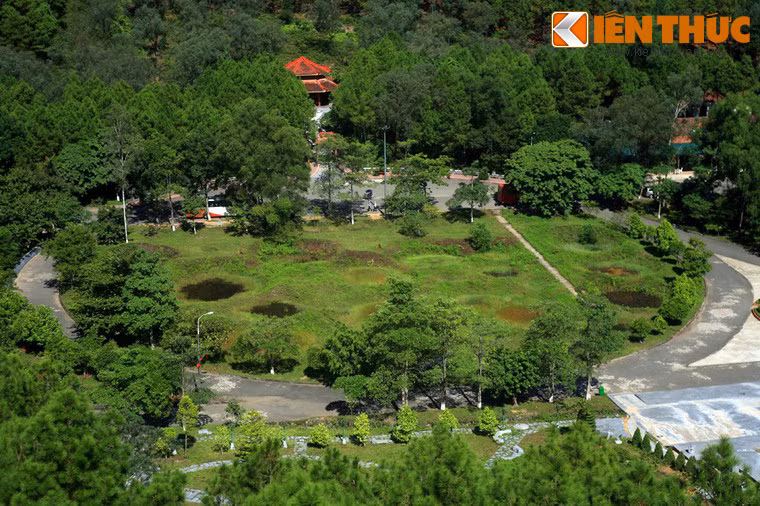 3. Ngày nay, khi viếng thăm khu di tích lịch sử ngã ba Đồng Lộc (Can Lộc, Hà Tĩnh), nhiều người không khỏi lặng người khi chứng kiến hình ảnh một bãi đất rộng lớn chi chít hồ bom ở nơi đây.