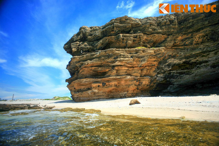 Quanh khu vực hang Câu vẫn còn rất hoang sơ, hầu như không có dịch vụ dành cho khách du lịch. Chính điều đó càng làm hang trở nên quyến rũ hơn trong con mắt những người ưa khám phá.