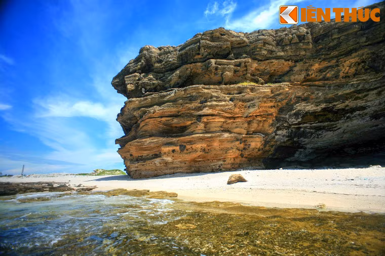 Quanh khu vực hang Câu vẫn còn rất hoang sơ, hầu như không có dịch vụ dành cho khách du lịch. Chính điều đó càng làm hang trở nên quyến rũ hơn trong con mắt những người ưa khám phá.