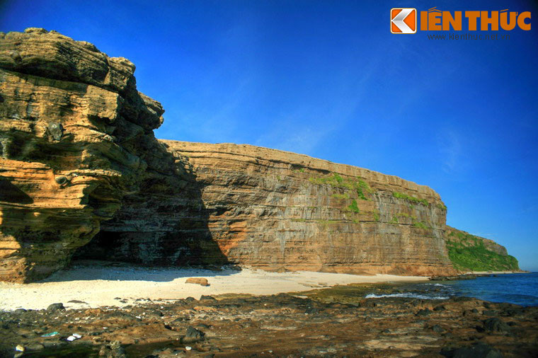 4. Nằm dưới chân núi Thới Lới thuộc thôn Đông, xã An Hải, hang Câu là một hang núi lửa được hình thành từ nham thạch cùng với sự tác động của gió và sóng biển hàng vạn năm trước.