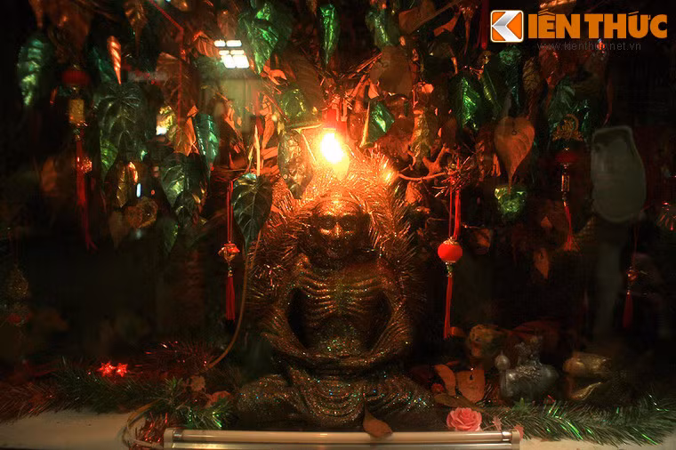 Các bức tượng ở đây thể hiện hình ảnh các vị Phật, Tiên, Thánh, Thần... theo đặc trưng tín ngưỡng ở Nam Bộ.