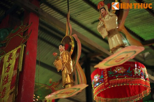 Sắp xếp các pho tượng thờ: A Di Đà, Di Lặc, Quan Thế Âm, Khổng Tử, Ngọc Hoàng Thượng Đế, Lão Tử, Diêu Trì Kim Mẫu, v.v... đã nói lên tư tưởng "Tam giáo đồng nguyên" (Phật, Nho, Lão) của người lập chùa và các thế hệ truyền thừa.