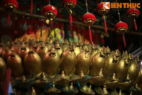 Một trong số các tác phẩm ấn tượng nhất là pho tượng "Bảo tòa thỉnh Phật trụ thế truyền tháp luận" có đến 1.000 cánh sen, mỗi cánh sen là một vị thần ngự.