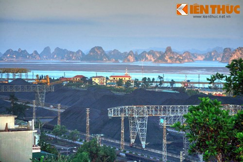 Từ đỉnh đồi có thể bao quát toàn bộ khu vực cảng than Cửa Ông cùng các công trình của Xí nghiệp Tuyển than Cửa Ông.