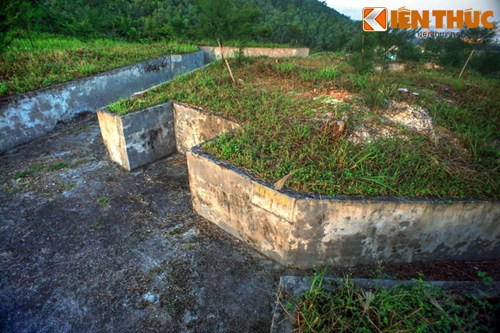 Trận địa gồm nhiều khoang đặt bệ pháo của các khẩu đội.