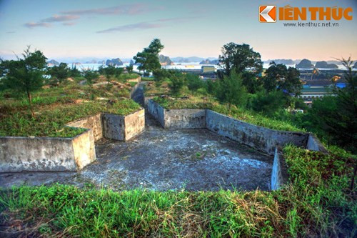 Trận địa được xây dựng trên một quả đồi có vị trí chiến lược bên bờ vịnh Bái Tử Long.