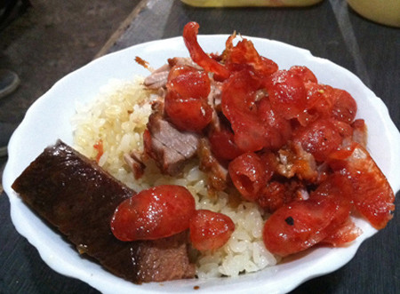 Xôi xíu Nam Định là sự kết hợp hoàn hảo giữa xôi trắng với thịt xá xíu, lạp xưởng và nước sốt có hương vị quyến rũ.