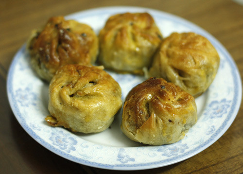 Bánh xíu báo (xíu páo) là món ăn có nguồn gốc từ người Hoa, rất quyến rũ với vỏ như vỏ bánh nướng, phần nhân đậm đà gồm thịt, mỡ, trứng, mộc nhĩ...