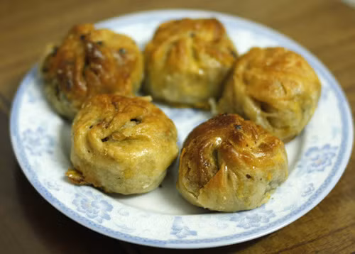Bánh xíu báo (xíu páo) là món ăn có nguồn gốc từ người Hoa, rất quyến rũ với vỏ như vỏ bánh nướng, phần nhân đậm đà gồm thịt, mỡ, trứng, mộc nhĩ...