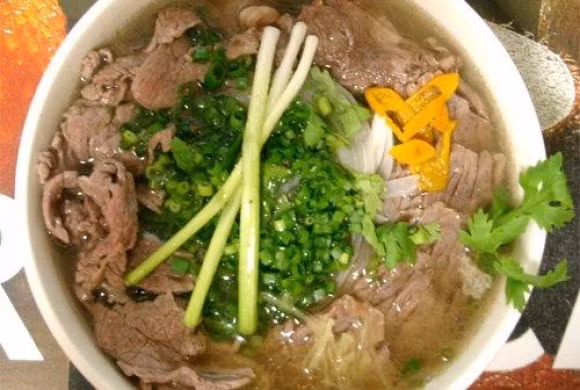 Phở bò Nam Định là một thương hiệu nổi tiếng đã xuất hiện trên nhiều tiểu thành Việt Nam. Đặc trưng của loại phở này là nợi nhỏ, mềm và nước dùng được nấu theo bí quyết riêng.