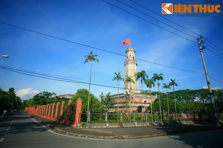 Trong cuộc kháng chiến chống Mỹ, vào ngày 11/6/1972, máy bay Mỹ đã bắn rocket và ném bom khiến Cột cờ Thành Nam bị sập. Đến năm 1997 công trình đã được phục dựng nguyên dạng.