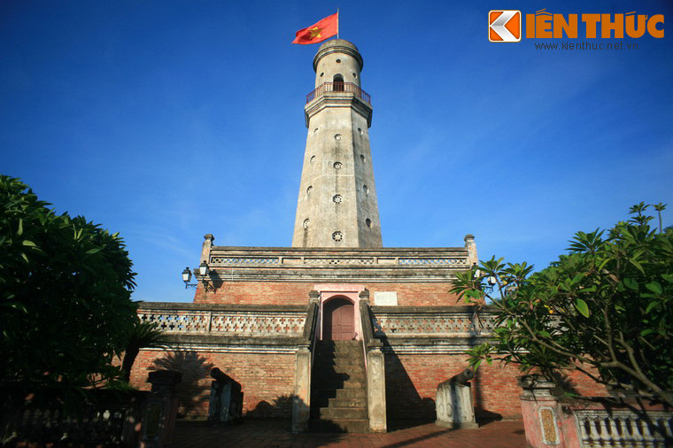 Theo các tư liệu lịch sử, Cột cờ Thành Nam được hoàn thành năm 1812, cùng năm với Cột cờ Hà Nội. Toàn bộ Cột cờ nằm trên hai tầng bệ, cột hình vuông thu dần từ dưới lên, cao 23,84 mét.