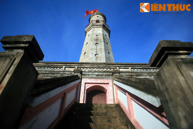 Hai phía Đông và Tây của tầng một có hai cầu thang xây bằng gạch 10 bậc dẫn lên tầng hai. Bốn mặt tầng hai đều xây lan can, trổ bốn cửa dẫn vào trong, nơi có cầu thang để lên đỉnh Cột cờ.