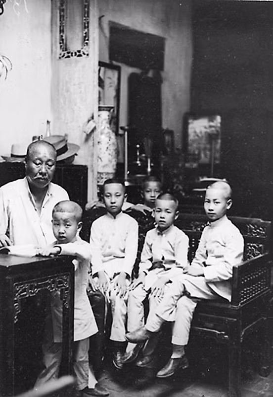 Trong nhà một người Hoa ở Hà Nội.