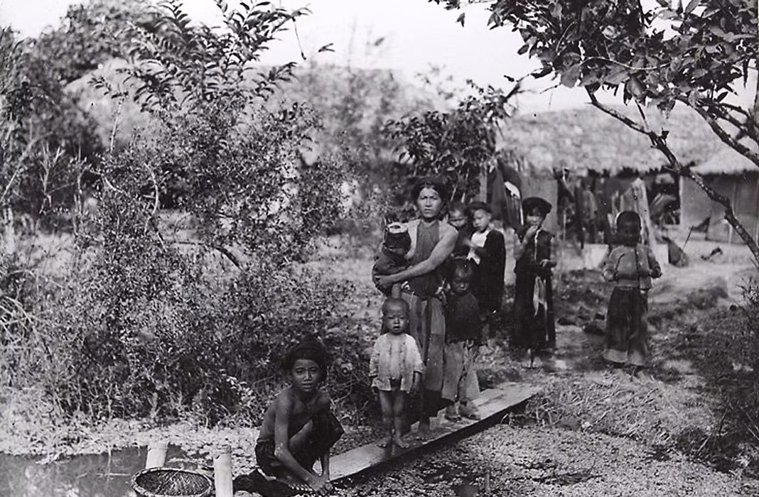 Những đứa trẻ bên cầu ao.